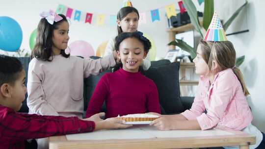 孩子们把女孩的脸放进冰糕里玩得很开心