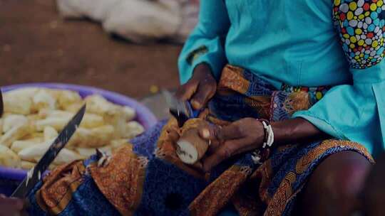 非洲人给食物削皮
