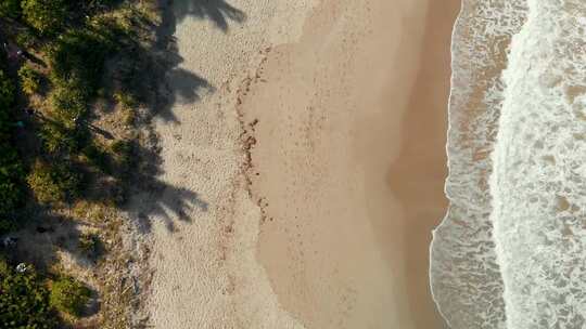 海浪冲走沙滩上的脚印视频素材模板下载