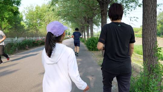 4K升格清晨跑步晨练的中国母女