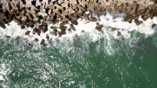 4K海浪拍打海岸的石块