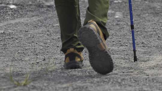 徒步者行走时腿部及登山杖特写