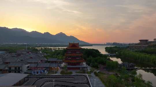 朝霞映照泰山秀城