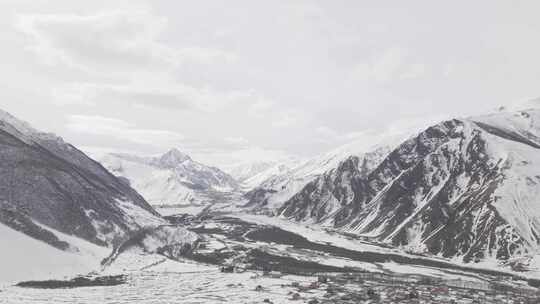 佐治亚州斯捷潘茨明达美丽雪山的鸟瞰图