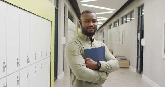 快乐的非裔美国男老师站在学校大厅的视频