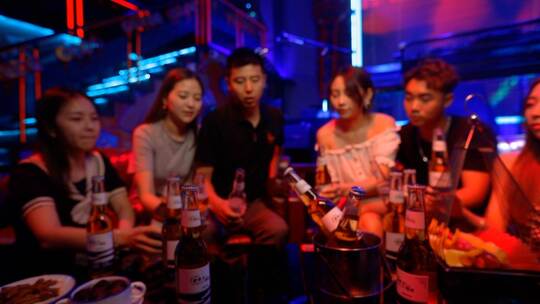 年轻男女酒吧喝酒划拳 夜场夜生活蹦迪视频素材模板下载