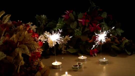 生日装饰品：蜡烛、照明弹和鲜花