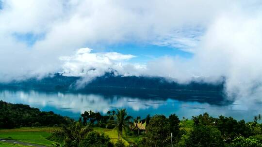 热带湖泊上空的云层