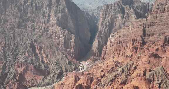 天山神秘大峡谷丹霞地貌航拍