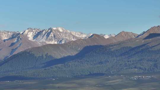 新疆琼库什台草原雪山航拍