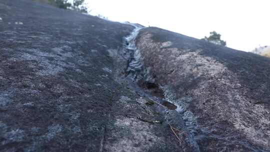 J浙江温州苍南碗窑石头表面的水流实拍视频1视频素材模板下载