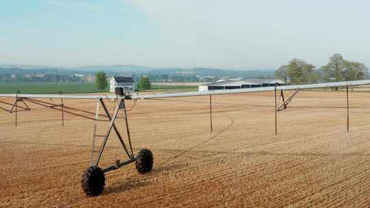 秋收季节灌溉设备站在田野上的特写