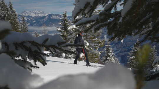 男子滑雪穿越白雪覆盖的森林视频素材模板下载