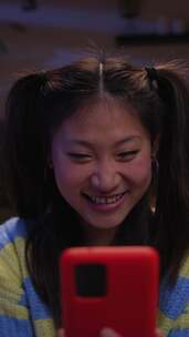 中国年轻女子与家人视频通话或在社交媒体上