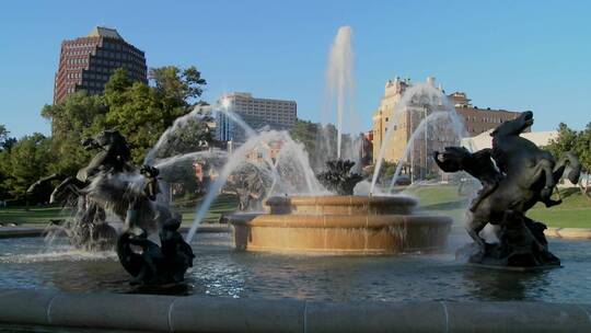 市中心的喷泉视频素材模板下载