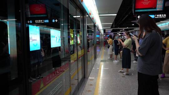 2021广州地铁人流上下班高峰期视频素材模板下载