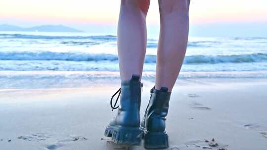 海南三亚海棠湾一漂亮女孩走向沙滩脚步特写