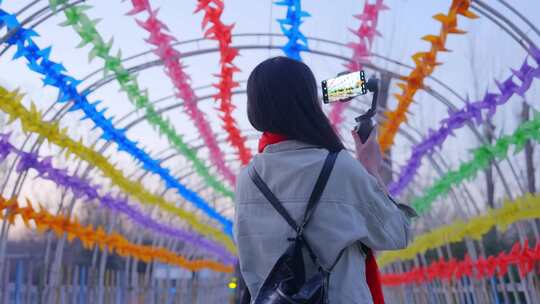 女孩动物园直播打卡拍照