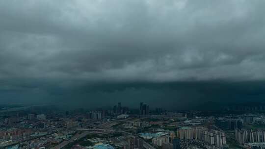 黑云压境暴雨来临的前奏