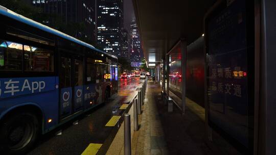 深圳市福华路晚上的岗厦地铁站公交车站