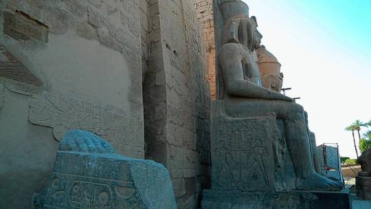 卢克索神庙的巨型石雕
