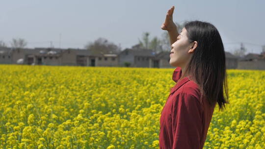 春天中国女性美女在油菜花田地中玩耍