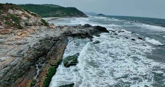 海岸礁石海浪航拍惠州黑排角惠东