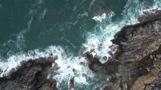 沿海海浪拍打礁石水花航拍俯拍