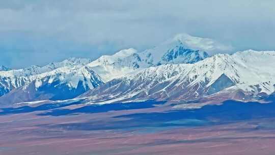 帕米尔高原的雪山