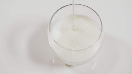 奶牛杯子奶茶牛奶粉倒牛奶牛奶流体牛奶牛奶
