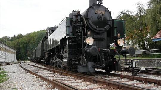 蒸汽机车在铁路上行驶视频素材模板下载