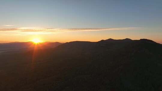 绿色森林山峰日出云雾森林山顶日出山脉日出