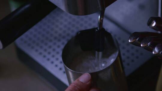 浓缩咖啡机牛奶起泡的特写镜头视频素材模板下载