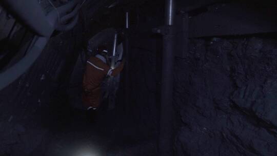 煤矿工人在矿坑里行走