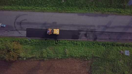 做道路工程的人的俯视图