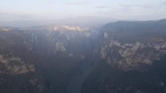 山脉之间山谷的鸟瞰图