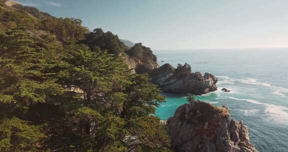 海岸边礁石海水航拍