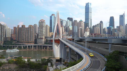 重庆地标天际线高楼群与千厮门大桥车流