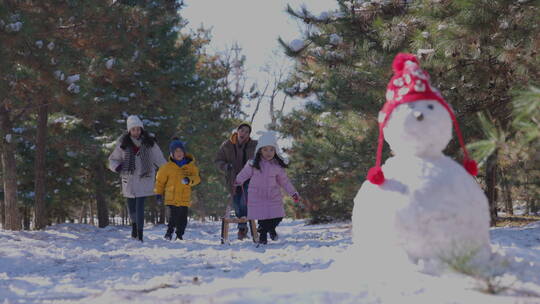 快乐家庭在雪地里玩耍