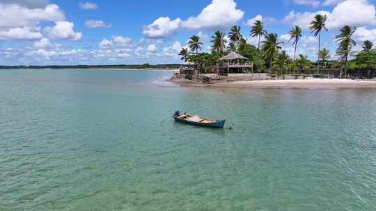 巴西塞古罗巴伊亚港的渔船。海滩景观。巴西
