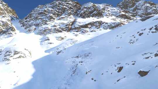 蒂罗尔阿尔卑斯山倾斜景观中雪山壁，雪崩小径