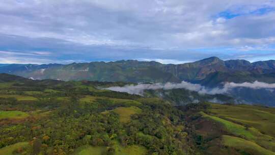 多云天空下的山景全景