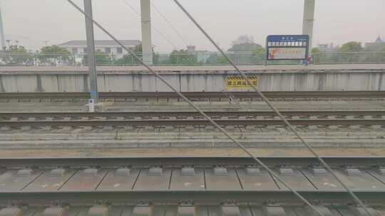 火车站出站口行驶的列车特写风景视频素材视频素材模板下载