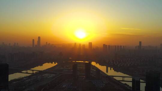 高空航拍夕阳下的马栏山产业园2