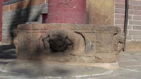 顺佑寺古建筑柱基石狮雕刻特写