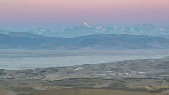 西藏日喀则仲巴五彩沙漠雪山美景日出延时