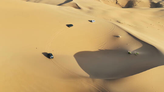 航拍自驾越野车旅游穿越内蒙古巴丹吉林沙漠视频素材模板下载