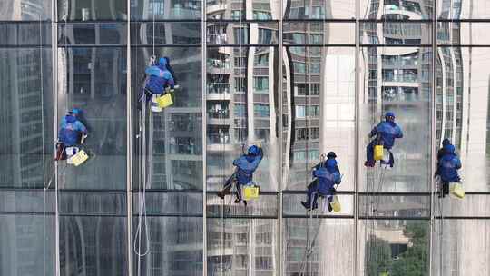 城市蜘蛛人高空作业擦玻璃