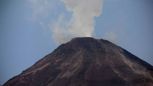 火山燃烧的浓烟和灰烬