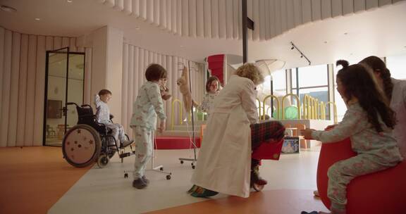 小丑在儿童医院里表演杂技